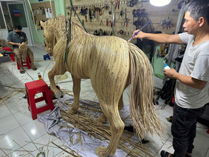 Le plus beau design - un cheval en rotin naturel décorant la boutique. - Product Image 4