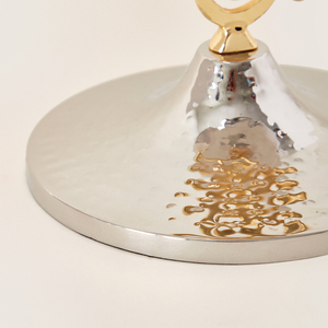 Esta taza plateada presenta un soporte caligráfico dorado único que combina un diseño elegante con una pieza decorativa llamativa. - Product Image 4