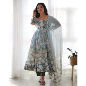 Conjunto de Vestido Anarkali de Diseñador con Pantalón y Dupatta para Fiestas, Talla XS, Hecho de Rayón - Product Image 3