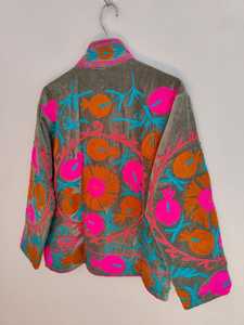 Veste en velours Suzani – Manteau floral brodé style bohème, veste tribale ouzbèke artisanale, vêtement d'extérieur artistique et affirmé - Product Image 5