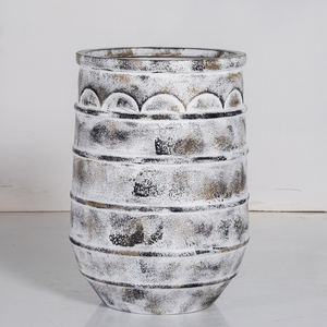 Jarrón de tonos neutros con acabado envejecido, añade encanto a la decoración Bohemia o de cabaña con forma redonda para maceta de jardín - Product Image 2