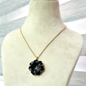 Colgante de flor de ónix negro natural tallado a mano, collar de cristal con flor para mujer, colgante de piedra preciosa, regalo de cumpleaños hecho a mano - Product Image 2