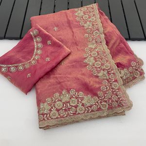 Sari ethnique indien en satin Fandy de qualité supérieure avec broderie de sequins sur le pallu, travail multi-fils et bordure découpée en arco. - Product Image 2