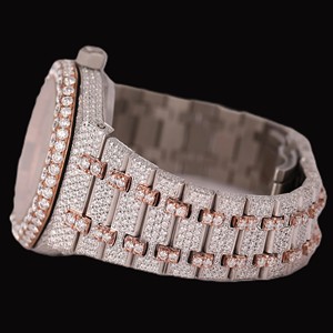 Reloj estilo hip hop brillante con números arábigos verdes personalizados, esfera redonda, dos tonos, movimiento de cuarzo con diamantes de moissanita incrustados. - Product Image 2