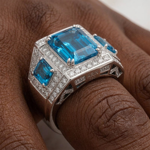 Bague Hip Hop Bleue Taille Émeraude avec Diamants Ronds, Bague Statement Sertie de Diamants, Bijoux de Luxe en Diamants de Laboratoire, Création de Designer pour Homme - Product Image 3