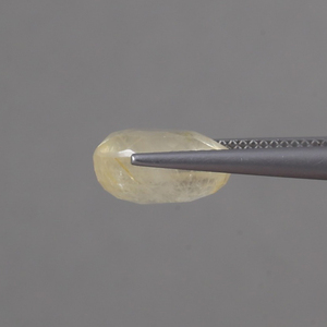 พลอยแซฟไฟร์สีเหลืองธรรมชาติทรงรีขนาด 11.5x10 มม. น้ำหนัก 6.92 กะรัต ได้รับการรับรองจาก IGI สำหรับทำเครื่องประดับ ขนาด 6 มม.  ขัดเงา/เคลือบน้ำมัน 100% จากธรรมชาติ - Product Image 2