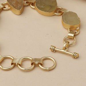 Pulsera de latón chapado en oro hecha a mano con piedra de limón amarilla y diseño floral, con eslabones ajustables, para mujer. - Product Image 4