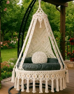 Fauteuil suspendu en macramé fait main : siège de balançoire d'extérieur bohème avec coussin, cadeau de pendaison de crémaillère - Product Image 2