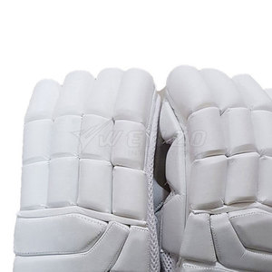 Gants de frappe de cricket fabriqués au Pakistan, en cuir, écologiques, durables, avec protection douce et amortissante, haute qualité, meilleure vente en ligne - Product Image 4