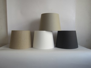 Abat-jour de lampe de chevet haut de gamme en tissu de coton artisanal à motifs floraux, avec un imprimé floral délicat, idéal pour une lampe de chevet élégante. - Product Image 4