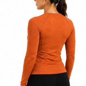 Camiseta de compresión para mujer diseñada con tecnología de tejido transpirable de recuperación elástica superior y ajuste cómodo - Product Image 4