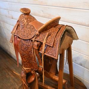 Sillín de Carreras de Cuero Genuino Duradero con Diseño Grabado Personalizado, Hecho a Mano, Diseños Personalizables Disponibles, Brida para Caballo - Product Image 1