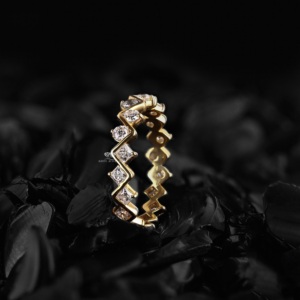 Bague de mariage empilable en or 14 carats avec diamants de laboratoire ronds et taille princesse, motif zigzag, pour elle, vente en gros - Product Image 2