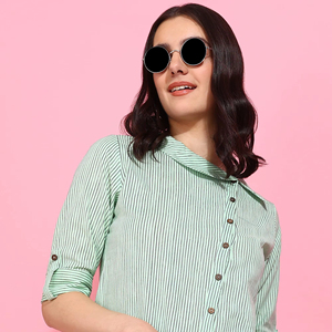 Camisa de algodón verde pistacho para mujer, con estampado de rayas flexibles, cuello camisero y mangas cortas, diseñada para un estilo casual global. - Product Image 1