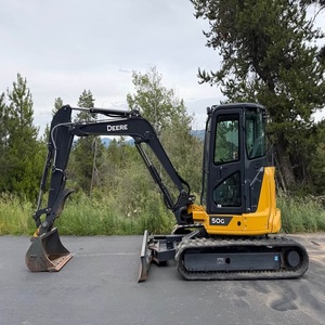 Mini-excavatrice John Deere haute performance, puissante, avec des commandes fluides et une excellente stabilité pour les travaux exigeants. - Product Image 2