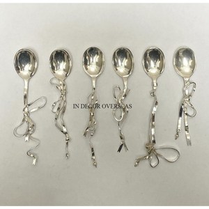Juego de 6 cucharas europeas modernas de acero inoxidable plateado con mango retorcido, acabado pulido de alto brillo, para decoración de bodas. - Product Image 1