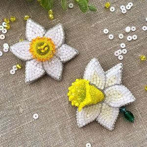 Broche Floral Premium con Bordado de Cuentas Cosido a Mano, Elegante Broche Bordado - Product Image 6