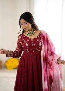 Ensemble Kurta et pantalon traditionnel indien pakistanais pour femmes, couleur marron, avec dupatta rose tie-dye, tenue de mariage longue, coupe classique - Product Image 4
