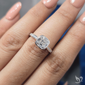 Anillo de compromiso de lujo suave en oro blanco de 10k con diamante de laboratorio de corte cojín de 2 quilates engastado en bisel con banda de canal. - Product Image 4