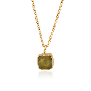 Collier hypoallergénique en péridot brut, chaîne câble légère, pendentif tendance, pierre précieuse authentique aux vertus curatives, plaqué or, pour usage quotidien - Product Image 1