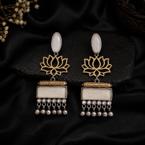 Boucles d'oreilles pendantes ethniques fantaisie en argent plaqué antique, motif lotus, serti clos, style Monalisa, pour femmes, idéales pour les fêtes, style Rajasthan, vente en gros - Product Image 4