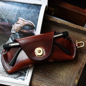 Étui à lunettes classique en cuir marron avec fermeture à pression dorée et attache porte-clés - Product Image 2