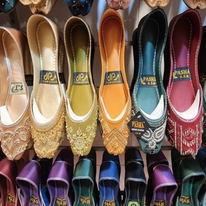 Zapatos Khussa Tradicionales Bordados para Mujer, Cuero Genuino, Estilo Indio Pakistaní para Bodas, Todas las Temporadas, Punjabi, Sindhi, Balochi - Product Image 6