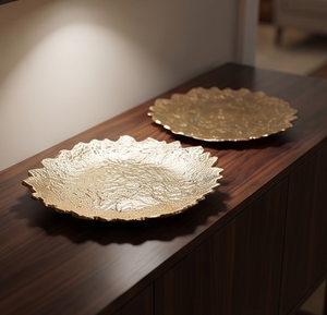 Plateau en métal lourd à surface irrégulière unique, texture moulée, pour cuisine et salle à manger, articles de table en stock - Product Image 4