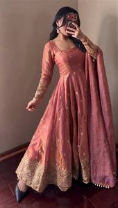 Ensemble de robe longue Anarkali de créateur pour femme, entièrement cousu, en soie Fandy, pour Diwali, mariage, soirée, avec broderie lourde, extensible et à séchage rapide - Product Image 3