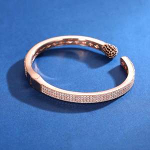 Bracelet manchette de luxe en or rose 14K, style bâtonnet d'allumette, avec diamants de laboratoire ronds sertis pavé, style hip-hop, ouvert - Product Image 3