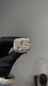 Anillo de cóctel de moissanita VVS de corte redondo chapado en rodio para hombre, con engaste pavé, de lujo, para fiesta, estilo hip hop - Product Image 5