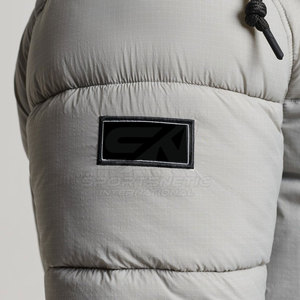 Abrigo Largo Acolchado Premium para Invierno con Aislamiento Térmico y Corte Elegante para Comodidad al Aire Libre - Product Image 4