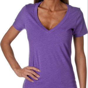 Camisetas de mezclilla con cuello en V para mujer, personalizables con logo, color oscuro, algodón transpirable, venta al por mayor, fabricante de camisetas de verano con cuello en V para mujer - Product Image 1