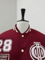 Veste universitaire en laine marron sur mesure |   Veste de baseball OEM à col mandarin brodée et patchwork |   Marque privée unisexe hiver