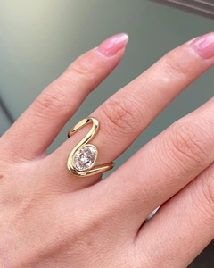 Anillo de Compromiso con Diamante Ovalado Cultivado en Laboratorio de 1 Quilate, Banda Curva - Anillo de Diamante Ovalado Certificado por IGI en Oro Amarillo - Product Image 1