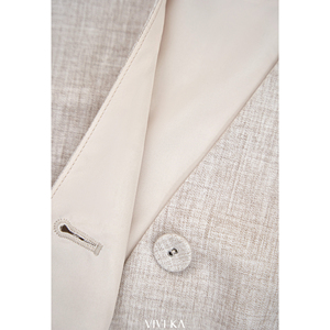 Ensemble deux pièces élégant pour femme du Vietnam : Haut asymétrique beige à volants et jupe midi plissée – Style décontracté et bureau – ODM OEM DYLAN - Product Image 6