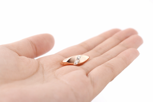 Anillo de Plata de Ley 925 con Diamantes Baguette en Oro Rosa, Estilo Sello Minimalista y Elegante, Regalo para Ella - Product Image 2