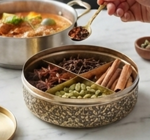 Boîte à épices ronde élégante en argent fini avec couvercle décoré d'un paon, récipient à épices traditionnel pour cuisine et salle à manger modernes - Product Image 5