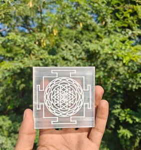 Plaque en cristal de sélénite naturelle carrée gravée Shree Yantra pour la guérison spirituelle et la méditation avec motif animal - Product Image 3
