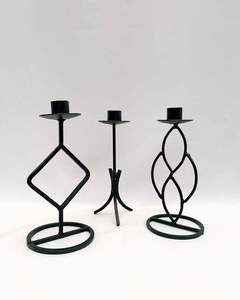 Support de bougie trident en acier noir patiné fait main, bougeoir rustique en métal pour table, cheminée, décoration intérieure - Product Image 6
