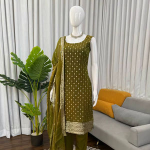 Ensemble de costume festif de luxe en soie Fendy lourde avec broderie de fils et de sequins, et dupatta - Product Image 1