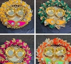 Thali de Pooja artisanal de designer avec double support pour Diya et Kumkum, essentiel pour les fêtes, ornements complexes à motifs de feuilles - Product Image 1