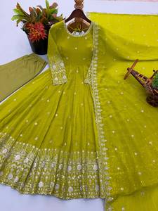 Robe en soie froissée à broderies de créateur, avec pantalon et dupatta, entièrement cousue, prête à porter, collection. - Product Image 6