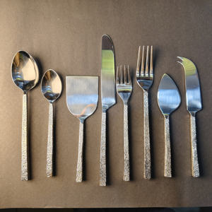 Ensemble de service en acier inoxydable à finition martelée moderne, deux tons or et argent, ustensiles de cuisine professionnels, écologiques et durables - Product Image 2