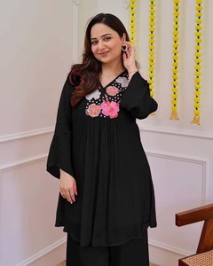 La temporada festiva requiere atuendos que brillen con la misma luminosidad que las celebraciones. Con este conjunto festivo de georgette puro, ¡estás listo para la fiesta! - Product Image 3