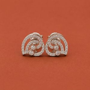 Élégantes boucles d'oreilles à clous en diamant incurvées avec un design pavé à double spirale - Product Image 1