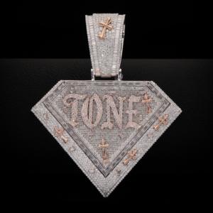 จี้รูปโล่ห์ผู้ชายแบบ Iced Out ประดับตัวอักษรเดียว ฝังเพชรโมอิสซาไนต์แบบละเอียด สร้อยคอฮิปฮอปสุดหรู - Product Image 1
