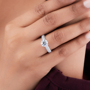 VABS DIAMOND IGI Certified 2,83 Ctw Anillo de compromiso de moissanita redondo Piedra lateral elegante Diseño más de tendencia para pedidos a granel - Product Image 2