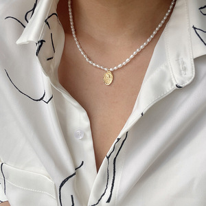 Collar de Perlas de Agua Dulce Francesas Retro de 4-5 mm, Collar Versátil con Moneda Dorada y Retrato para Mujer - Product Image 3