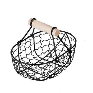 Panier en fil métallique fait main avec poignée en bois, idéal pour légumes, fruits, collations et œufs, vente en gros d'usine pour la maison - Product Image 1